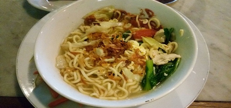 Hujan-hujan Makan Mie Kuah Itu…