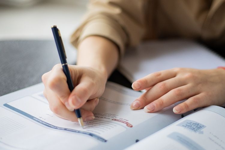 100 Soal Skolastik Ukom Kebidanan: Panduan Lengkap untuk Lulus Ujian