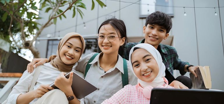 Mahasiswa Cuma Datang Kuliah Pulang? Atau Justru Jadi Penggerak Masa Depan Kampus?  Selama ini masih banyak yang memandang mahasiswa hanya sebagai penerima kebijakan kampus, padahal