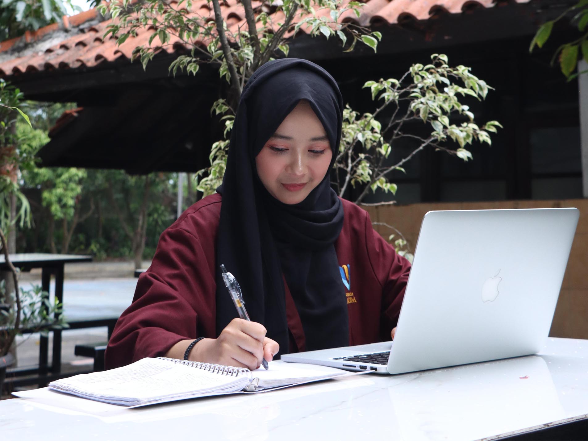 Belajar Pemrograman Web dan Mobile di Program Studi Sistem Informasi Masoem University