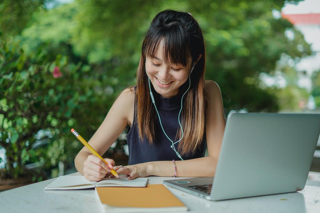 Rahasia Skor Tinggi: Fokus pada Soal Listening Detail