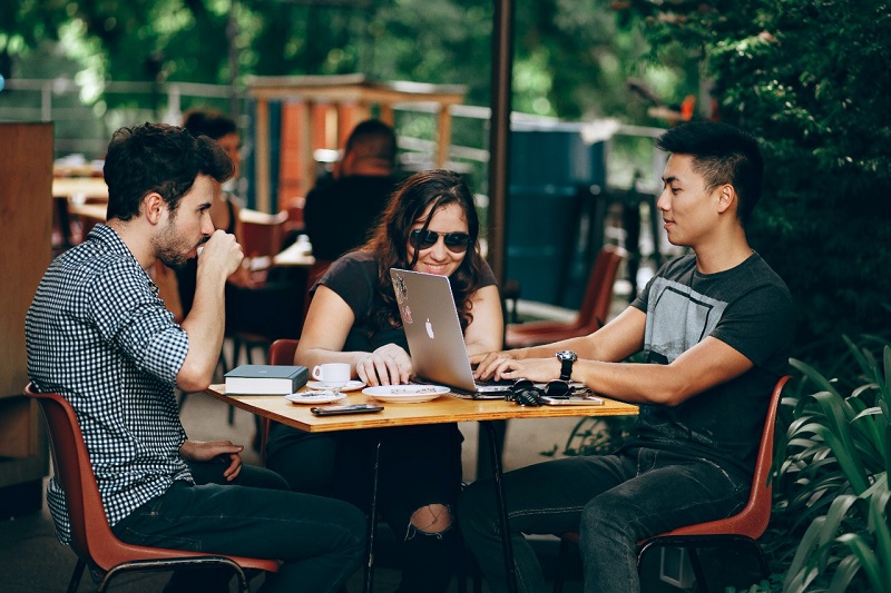 Bisnis Kekinian 2025: Niche Market Aneh Tapi Nyata