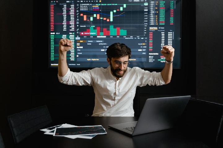 Meningkatkan Strategi Promosi di Sosmed Aplikasi Trading Saham Bersama Rajakomen.com