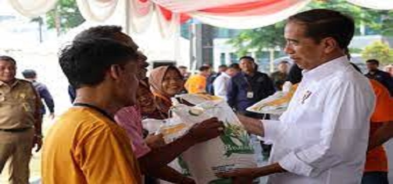 Bantuan Sosial Demi Menambah Dukungan Gibran Rakabuming Raka